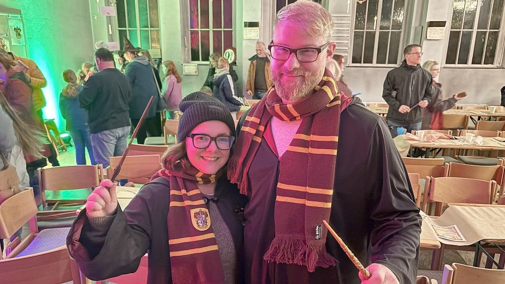 Tinka und Andreas Seidel haben sich für den Gottesdienst in Hogwarts-Robe geschmissen. Foto: Hannah Weiden