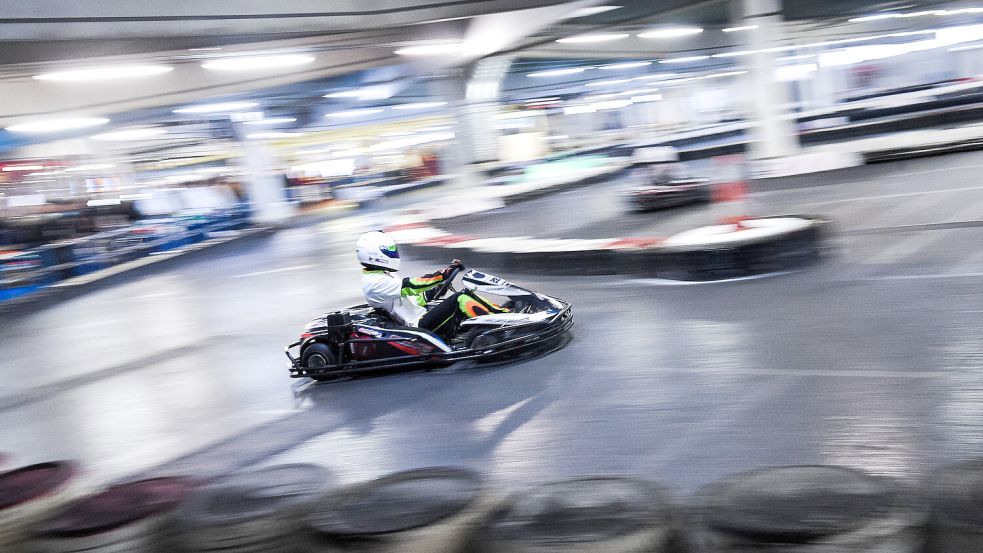 Einbrecher haben die Kartbahn in Bremen-Walle verwüstet. Sie waren mit einem gestohlenen Radlader in das Gebäude gekracht, um sich Zutritt zu verschaffen. Foto: imago images / Funke Foto Services