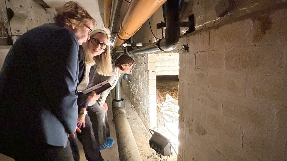 Heidrun Engelbrecht (Mitte) vom technischen Bauamt der Stadt Wiesmoor erklärt der Sportministerin Daniela Behrens (SPD, links) die größten Probleme im Hallenbad – dabei ist Karin Emken, SPD-Landtagsabgeordnete aus Wittmund. Foto: Nicole Böning