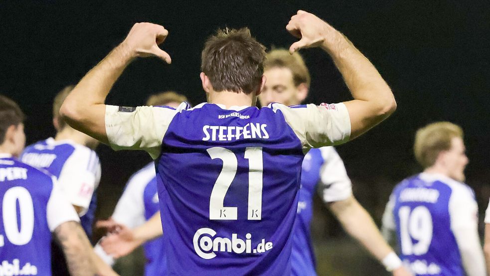 Nach seiner starken Leistung beim 5:1 gegen Altona steht auch Kickers-Stürmer Tido Steffens in der „Elf der Woche“, zum zweiten Mal nacheinander. Foto: Jens Doden/Emden