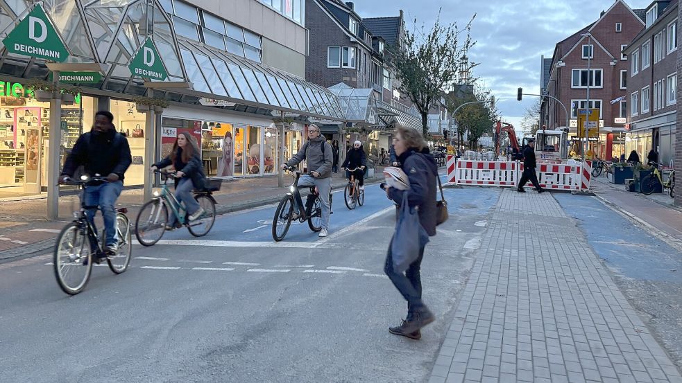 Radfahrer und Fußgänger haben in der Neutorstraße jetzt das Sagen. Das wird auch mehrere Jahre so bleiben, wenn es die Baustelle jeweils so zulässt.