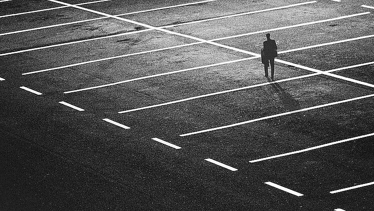 Der Mann wartete auf einem Parkplatz auf die Frau. Symbolfoto: Pixabay