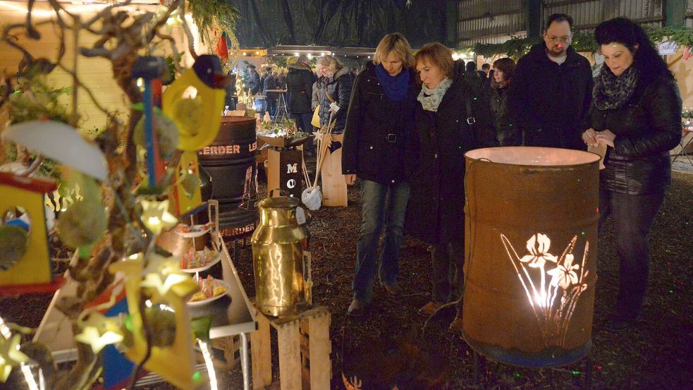 Seit Jahren zieht der Weihnachtsmarkt bei der Mühle in Neermoor zahlreiche Besucherinnen und Besucher an. Foto: Karin Lüppen/Archiv