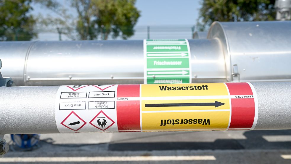 Ein Rohr mit der Aufschrift „Wasserstoff“ führt aus einer unterirdischen Speicheranlage nach oben. Foto: Lars Penning/dpa