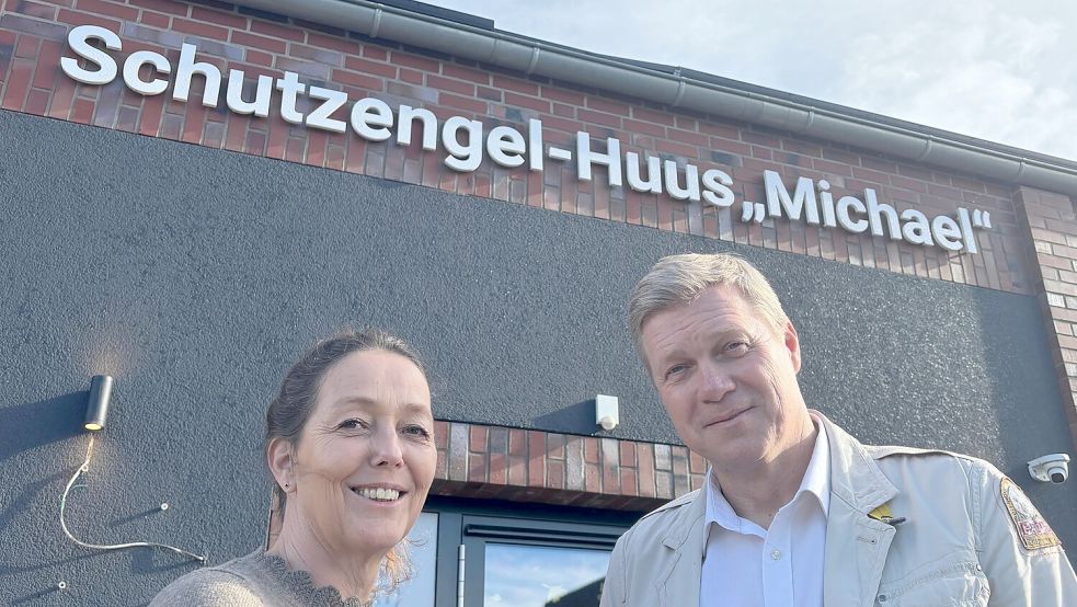 Leiterin Sylvia Dojen und Vorsitzender des Fördervereins Ulf Thiele ziehen Bilanz zum Schutzengel-Huus Michael in Remels. Foto: Lars Löschen