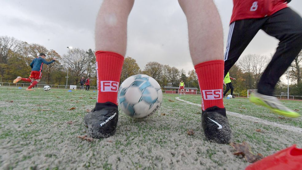 Seit November 2023 rollt der Ball auf dem Kunstrasenplatz in Remels. Auf eine Anlange hoffen auch die Amateurfußballer in Leer. Archivfoto: Ortgies