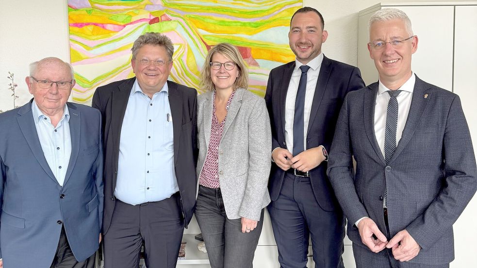 Der Vorsitzende des Krankenhausvereins Rheiderland, Jakobus Baumann (links), Landrat Matthias Groote (von rechts), der Landtagsabgeordnete Nico Bloem und Klinikums-Geschäftsführerin Daniela Kamp setzen sich für das Fachkrankenhaus „Psychiatrie und Psychotherapie“ ein. Das haben sie auch Gesundheitsminister Dr. Andreas Philippi bei einem Gespräch im September 2025 deutlich gemacht. Foto: Klinikum Leer