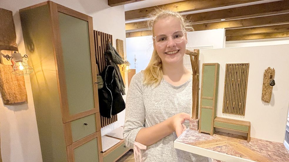 Das ausgezeichnete Gesellenstück von Dana Jeschar ziert jetzt den Eingangsbereich ihrer Wohnung in Tannenhausen. Foto: Nicole Böning