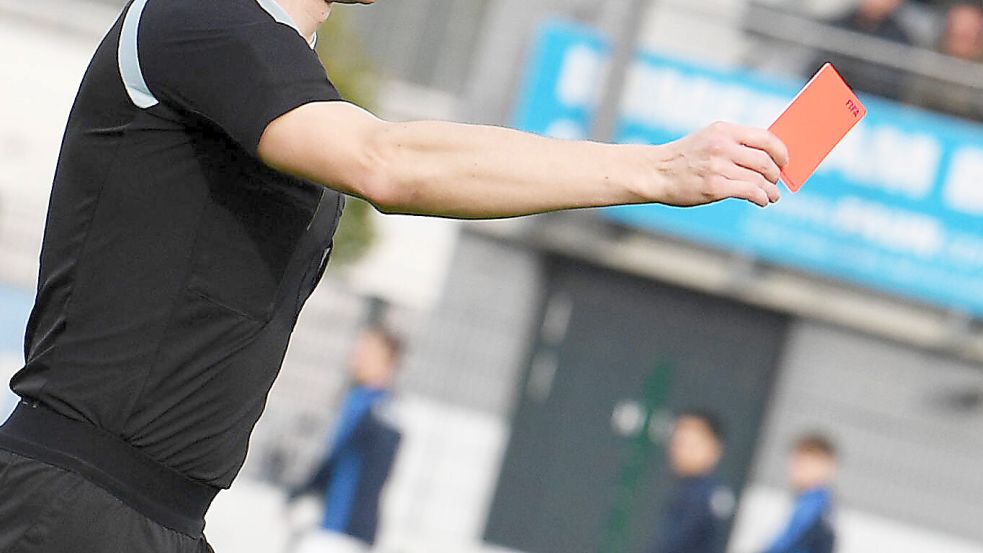 Eine Rote Karte in der Nachspielzeit hatte weitere unschöne Szenen zur Folge. Symbolbild: Imago