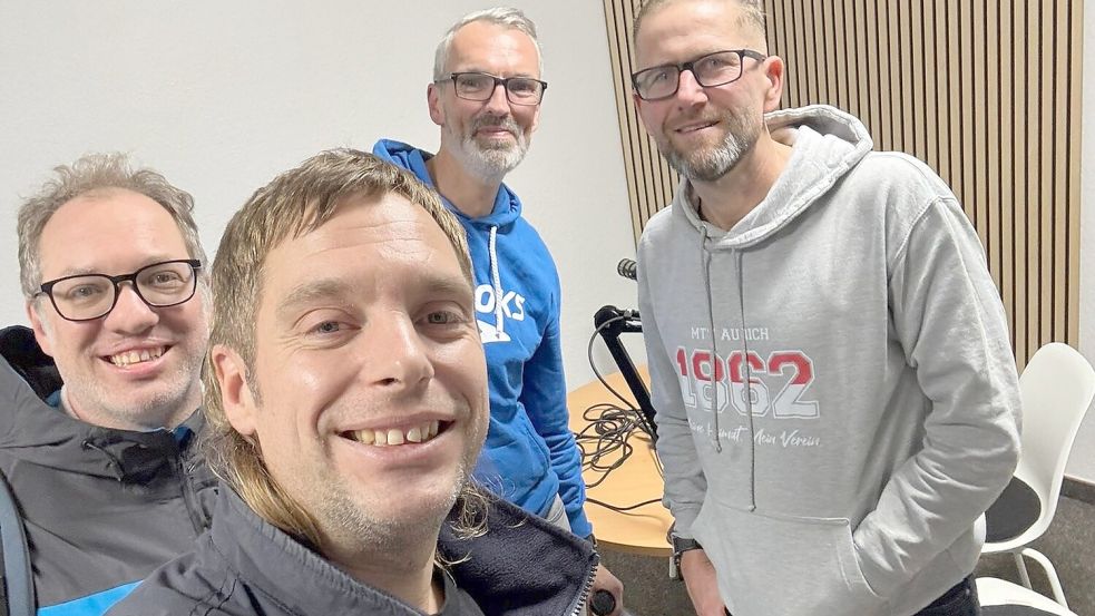 Zur Aufnahme der neuen Folge haben sich (von links) Dirk Hellmers, Ingo Hellmers, Eddi Schoonhofen und Clemens Köster getroffen. Foto: Hellmers