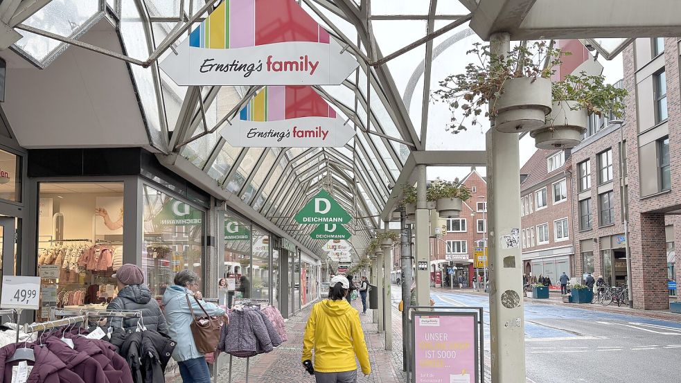 Die Glasgalerie an der Neutorstraße wurde 1989 von Privatleuten finanziert. Jetzt gibt es ein Hin und Her zur Ertüchtigung, Neubau oder Abriss. Foto: Mona Hanssen/Archiv