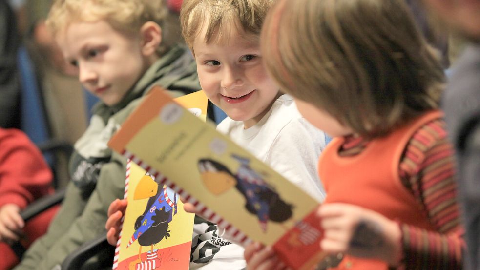 Frischen Lesestoff für Kinder und Jugendliche präsentiert am Wochenende die Buchmesse in Aurich. Foto: Klaus Ortgies/Archiv