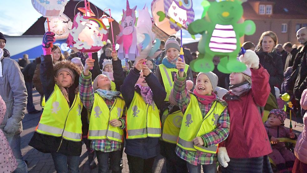 In Ostgroßefehn wird Martinimarkt gefeiert – und der Sternlauf mit Laternen gehört auch in diesem Jahr wieder dazu. Dieses Archivfoto stammt aus 2019. Foto: Klaus Ortgies/Archiv