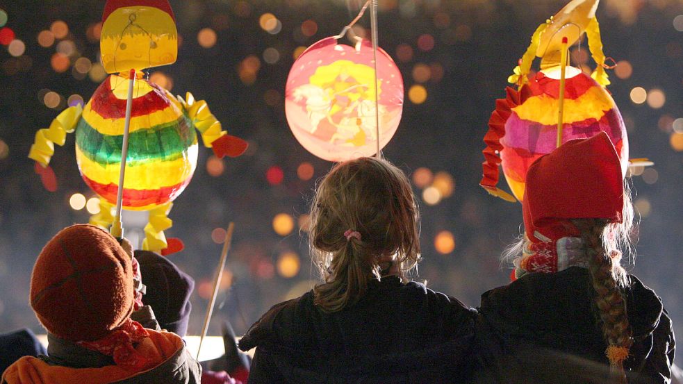 Kinder mit Laternen – an diesem Wochenende gibt es Umzüge und Lichterfeste in Ostfriesland und umzu. Symbolfoto: Martin Schutt/DPA