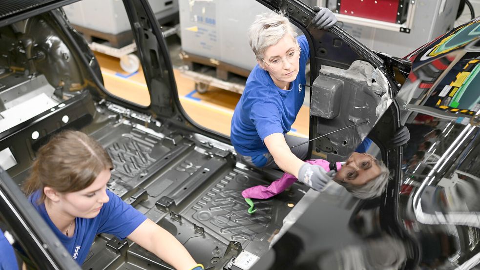 Bei VW Emden geht‘s erst einmal weiter: Mitarbeiterinnen arbeiten am vollelektrischen ID.7, der hier in Ostfriesland exklusiv montiert wird. Foto: Lars Penning/dpa/Archiv