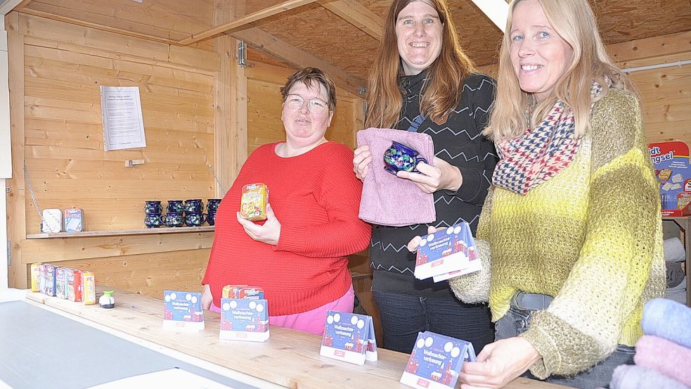 Maren Konken (von links) und Nadine Beyer vom Wohnprojekt der Lebenshilfe Leer verkaufen zum dritten Mal Weihnachtslose. Unterstützt werden sie von Sozialpädagogin Ulrike Schmidt, die das Projekt betreut. Foto: Bodo Wolters
