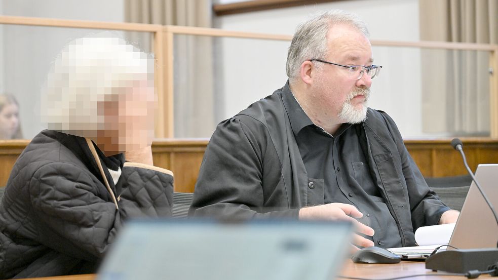 Eine 81-jährige Auricherin steht wegen Totschlags vor Gericht. Das Foto zeigt die Angeklagte beim Prozessauftakt mit Verteidiger Joachim Müller. Fotos: Klaus Ortgies