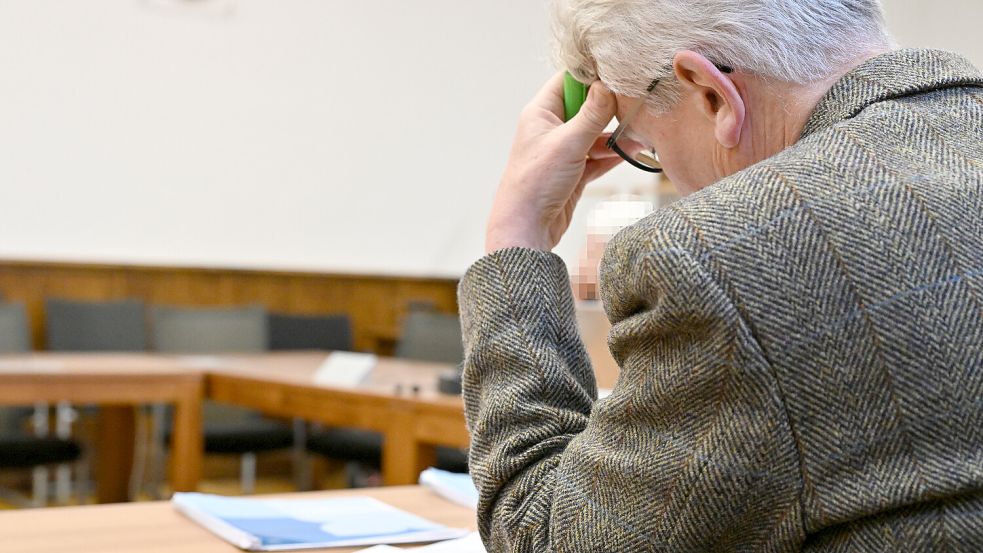 Professor Dr. Wolfgang Trabert nimmt als psychiatrischer Sachverständiger an der Verhandlung vor dem Landgericht Aurich teil.