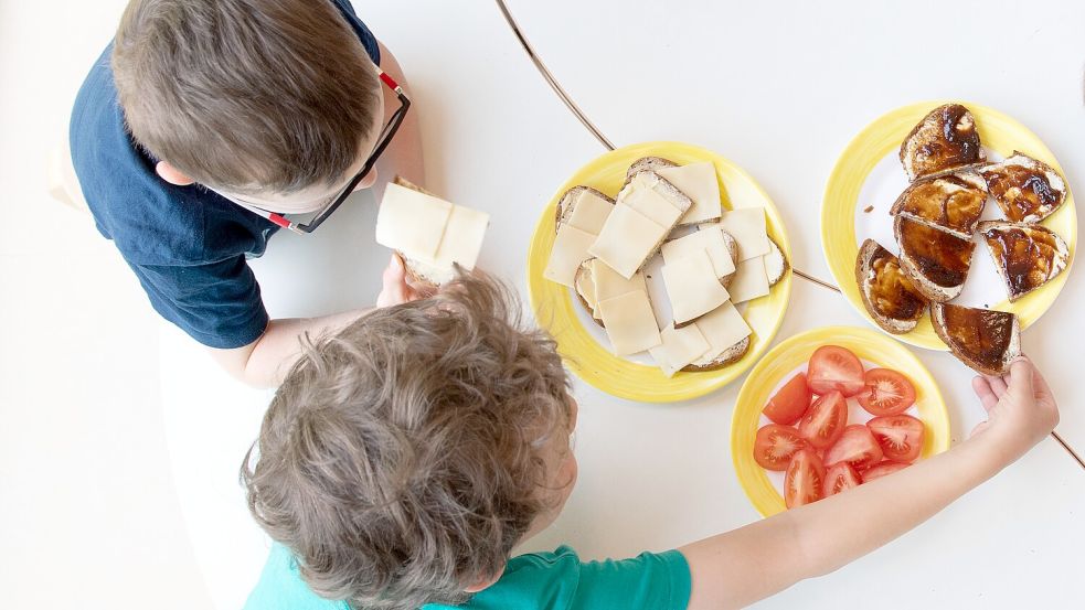 Beim Essen einfach zugreifen: Das kann für Kinder mit Autismus zur großen Hürde werden, wenn nur bestimmte Lebensmittel akzeptiert werden. Foto: DPA/Sebastian Kahnert