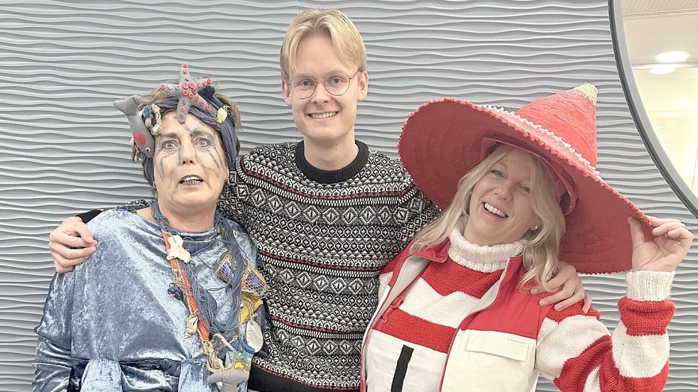 Regisseur Remmer de Vries mit den Schauspielerinnen Kristin Franke (rechts) und Marion Janßen-Ukena vom Emder Kult-Musical Lükko Leuchtturm. Foto: privat