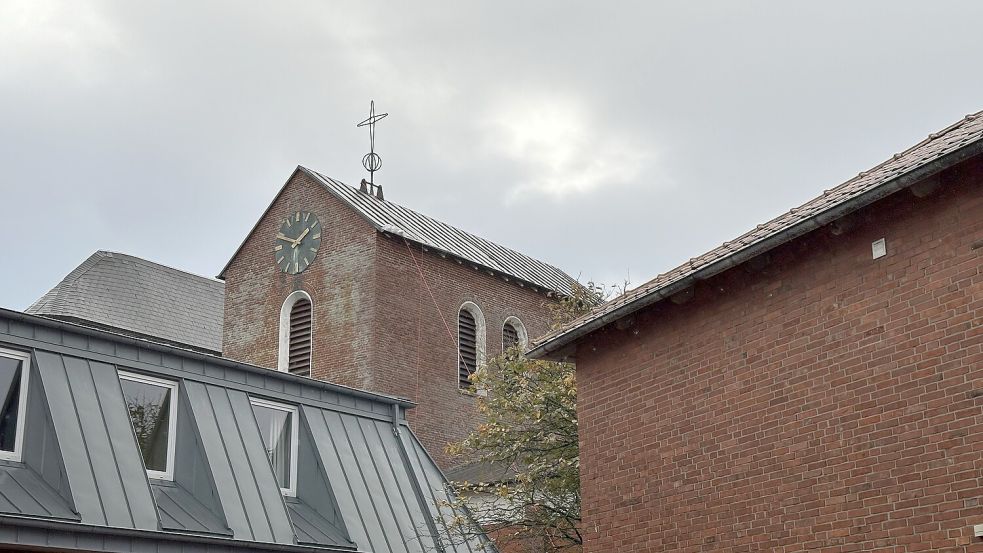 Das Kirchturmdach der Borkumer Christuskirche musste gesichert werden. Foto: Kathrin Kauf