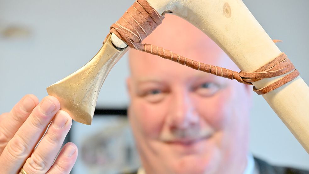 Klaas Kamp mit einem nachgemachten Beil, wie man es vor 6000 Jahren in Ostfriesland benutzte. Foto: Klaus Ortgies