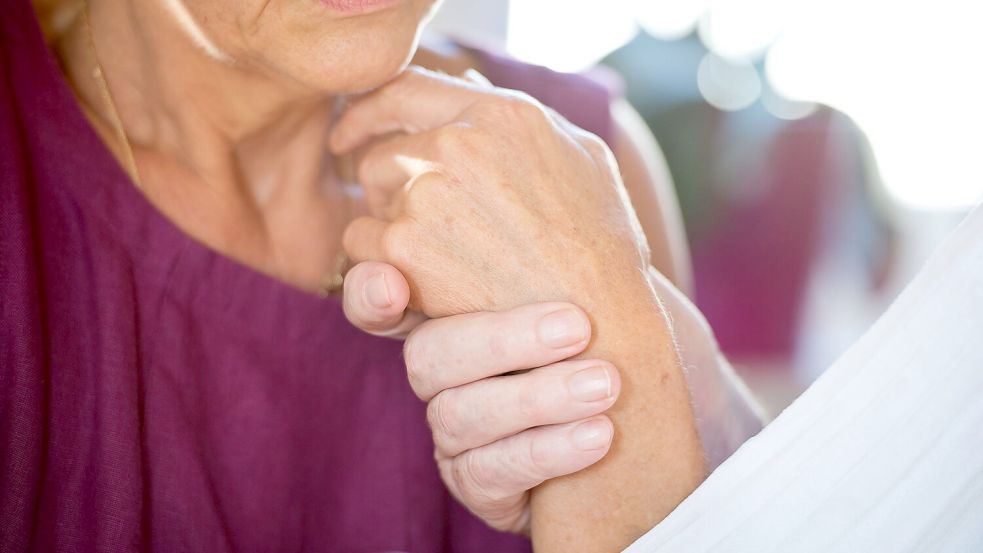 Wer den ganzen Tag für einen pflegebedürftigen Angehörigen da ist, stellt die eigenen Bedürfnisse meistens hintenan. Das kann belastend werden. Foto: Daniel Naupold/dpa