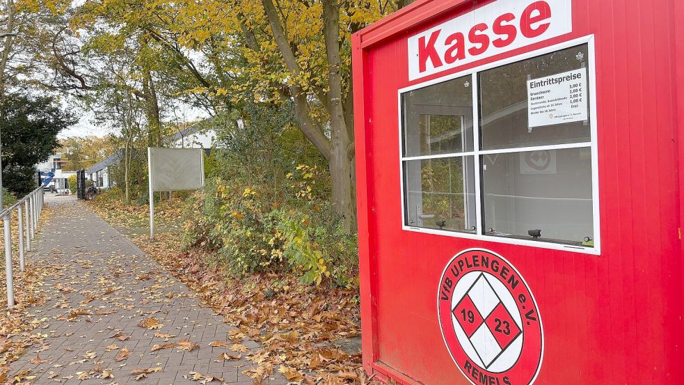 Vom Kunstrasenplatz aus laufen die Fußballspieler vom VfB Uplengen über einen kurzen Weg auf das Schulgelände und zur Sporthalle. Foto: Lars Löschen