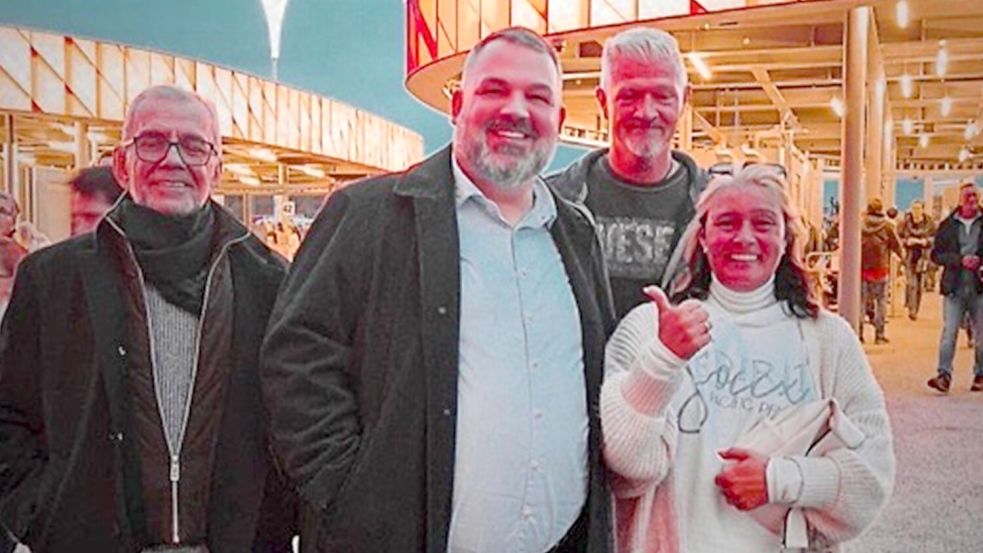 Der Zufall wollte es so, dass die beiden Ostfriesen im Parkhaus auf Kian Moussavi (Zweiter von links) trafen, der mit dem Berater von Alphonso Davies sehr gut befreundet ist. Foto: Privat