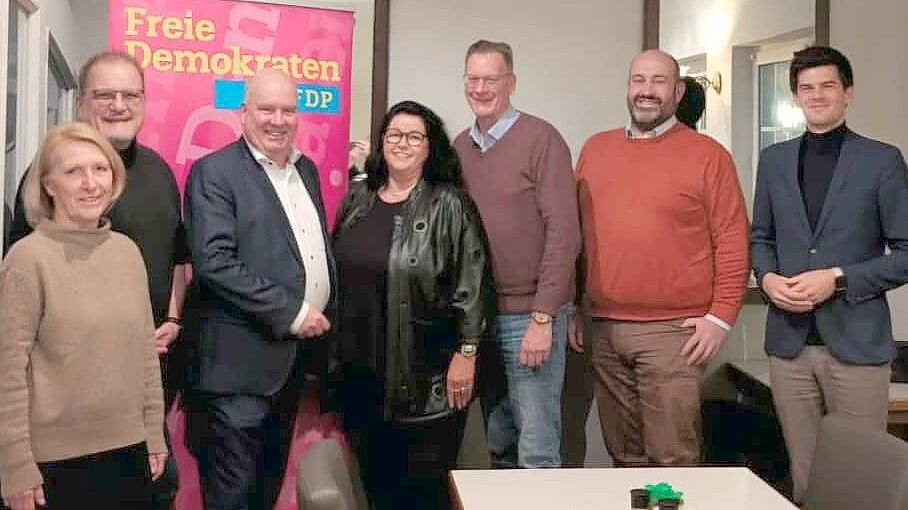 Die Mitglieder der FDP haben Claus-Peter Horst (Dritter von links) ihre Unterstützung signalisiert. Foto: FDP