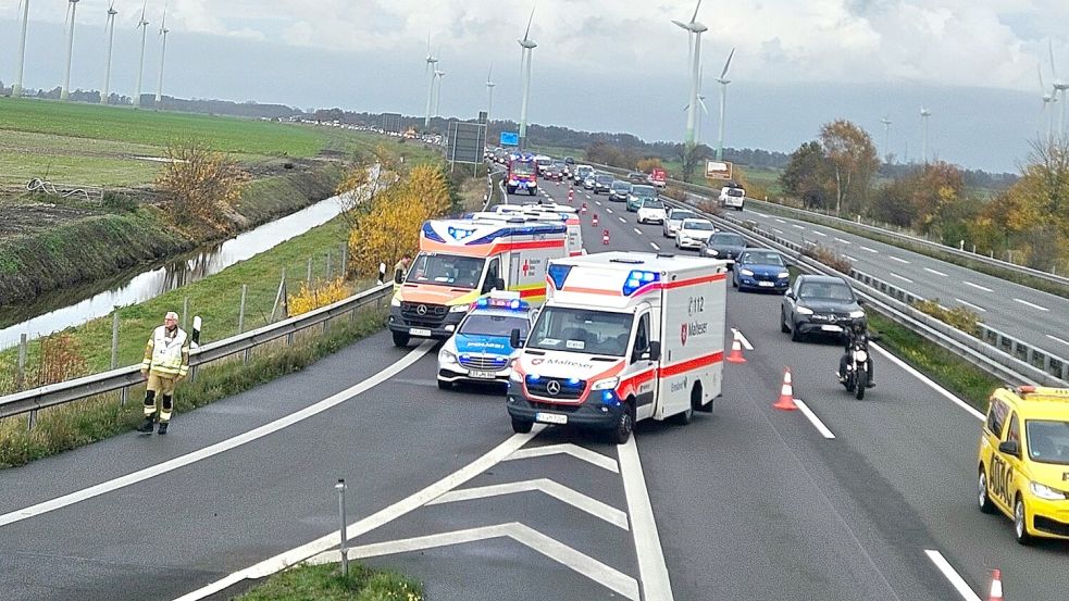 Der Unfall ereignete sich kurz vor der Autobahnanschlussstelle Weener/Bunde in Fahrtrichtung Bottrop. Foto: Feuerwehr Jemgum