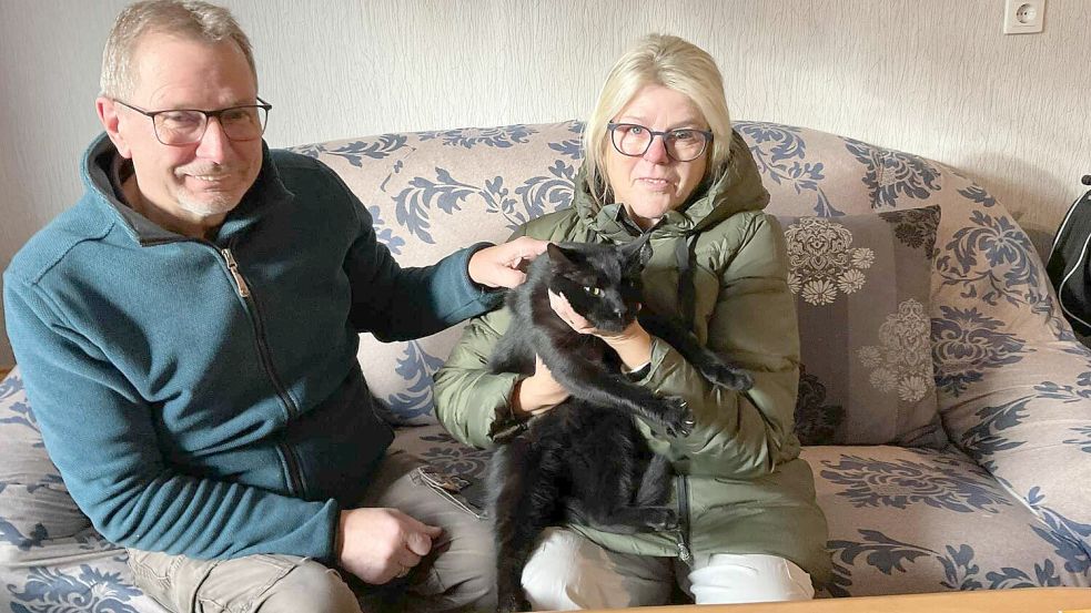 Enno und Ruth Hellmers sind überglücklich, ihren Kater Sid nach neun Monaten endlich wiederzuhaben. Foto: privat