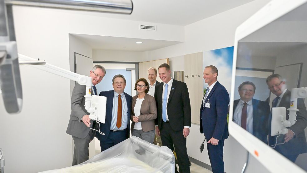Die neuen Patientenzimmer sind mit moderner Technik ausgestattet, deren Funktionen Wittmunds Bürgermeister Rolf Claußen (von links), Sozialminister Dr. Andreas Philippi, Landtagsmitglied Karin Emken, Planer Joachim Welp, Landrat Holger Heymann und Krankenhausgeschäftsführer Stephan Rogosik bei einem Rundgang unter die Lupe nahmen. Foto: Klaus Ortgies