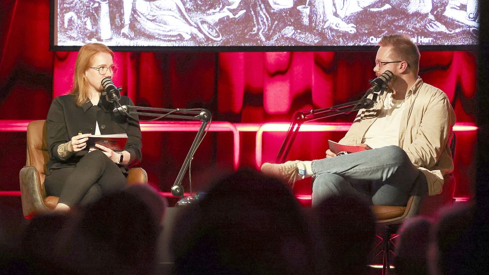 Den Auftakt der sechsten Staffel „Aktenzeichen Ostfriesland“ haben Ute Nobel und Daniel Noglik wieder live vor Publikum im Leeraner Zollhaus aufgenommen. Foto: Jens Doden