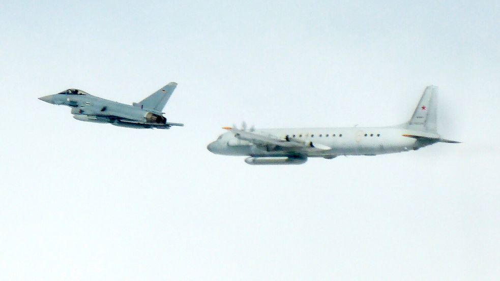 Ein Eurofighter der Bundeswehr (links) und ein russisches Aufklärungsflugzeug über der Ostsee. Diese russische Maschine war laut Luftwaffe im internationalen Luftraum ohne Erkennungssignal unterwegs. Das Foto entstand am 5. Juni 2025. Foto: Luftwaffe/dpa