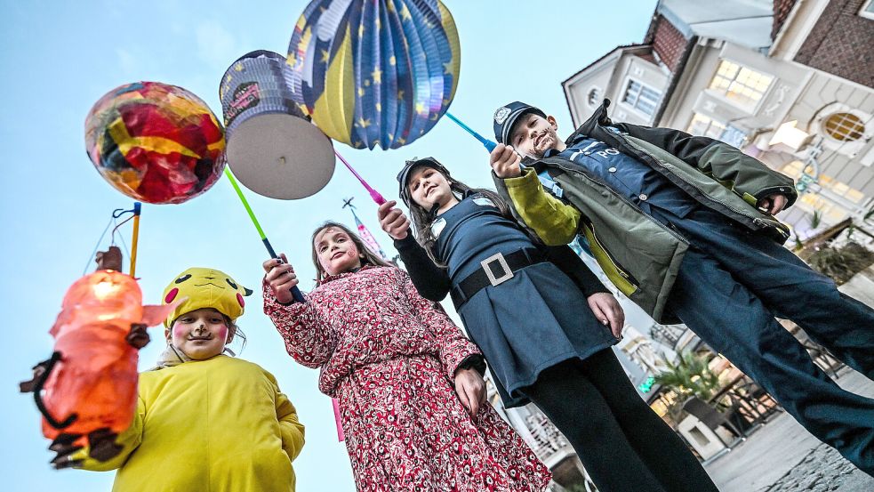 In Ostfriesland – wie hier in Aurich – sind Kinder und Jugendliche an Martini unterwegs. Foto: Klaus Ortiges