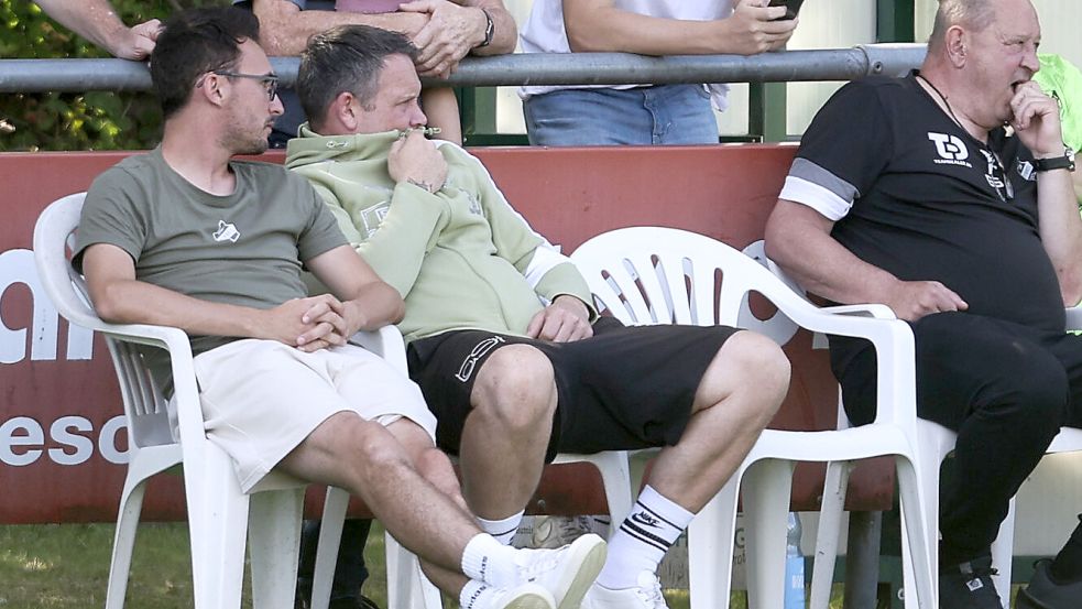 Das Firreler Trainer-Duo aus Julian Bennert (links) und Bernd Grotlüschen (rechts) ist nicht zufrieden mit den Leistungen ihrer Mannschaft. Nun wurden Fehler klar angesprochen. Foto: Jens Doden, Emden