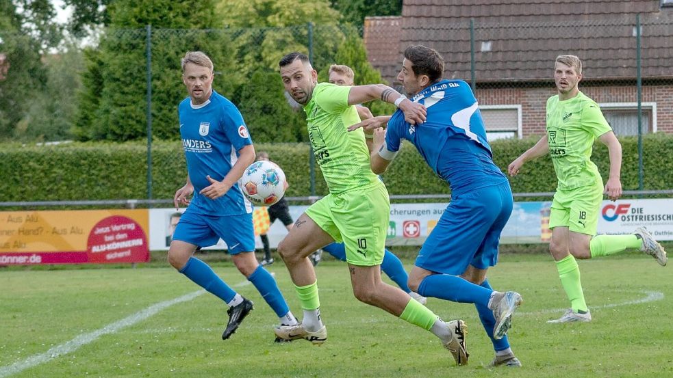 Im Hinspiel am ersten Spieltag besiegte Firrel den Gast aus Papenburg mit 3:1. Jetzt steht das Rückspiel an. Manuel Suda (Mitte) wird Firrel allerdings verletzungsbedingt fehlen. Foto: Heiner Lohmann