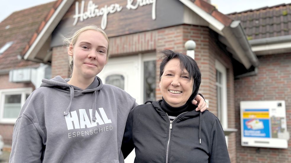 Christa Siebels (rechts) ist extra nach Holtrop gezogen, um wieder Leben in den Holtroper Krug zu bringen. Tochter Celina Siebels würde auch herziehen, wenn es mit der Eröffnung klappt. Foto: Nicole Böning
