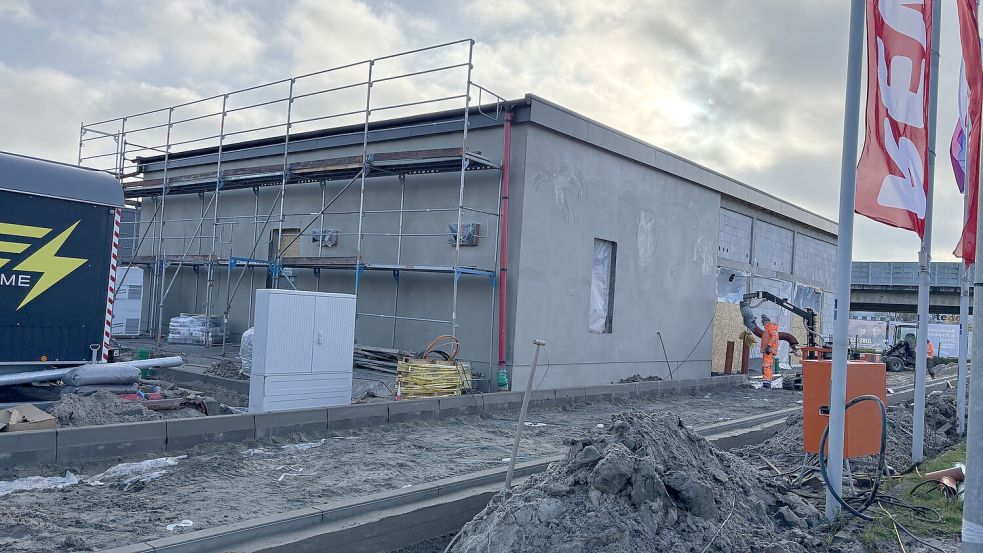 Schon fertig verputzt und die Zufahrt zum Drive-in angelegt: die KFC-Filiale in Emden. Fotos: Stephanie Schuurman