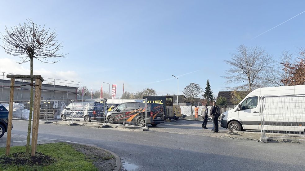 Auf der Rückseite schon fertig gepflastert: Noch parken dort Handwerker statt Kunden.