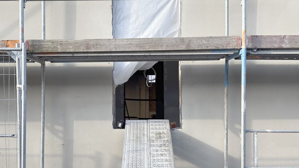 Drinnen kleben schon die Fliesen an der Wand, doch für den weiteren Innenausbau müssen jetzt Fenster und Türen rein.
