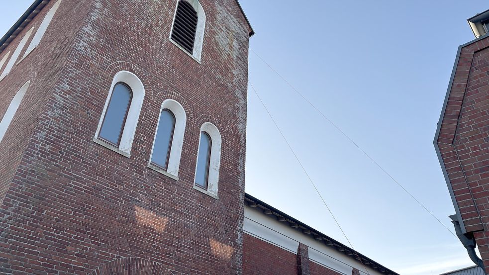 Die Leinen zum Kirchturmdach sollen Stabilität bringen. Foto: Florian Ferber