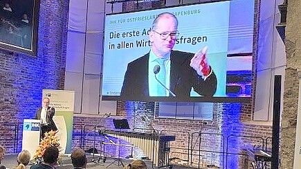 Streitbarer Wirtschaftsminister: Grant Hendrik Tonne (SPD) ist am Dienstag, 11. November 2025, zu Gast bei der IHK Ostfriesland in der Johannes a Lasco Bibliothek in Emden. Foto: Martin Teschke