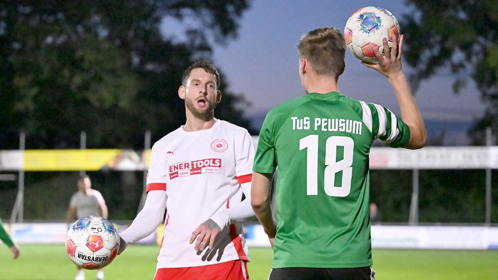 Der SV Großefehn (links Jürgen Zimmermann) und der TuS Pewsum (rechts Siebo Lübbers) marschieren im Gleichschritt und halten alle Titel-Trümpfe in der Hand. Foto: Jens Doden/ Blomberg