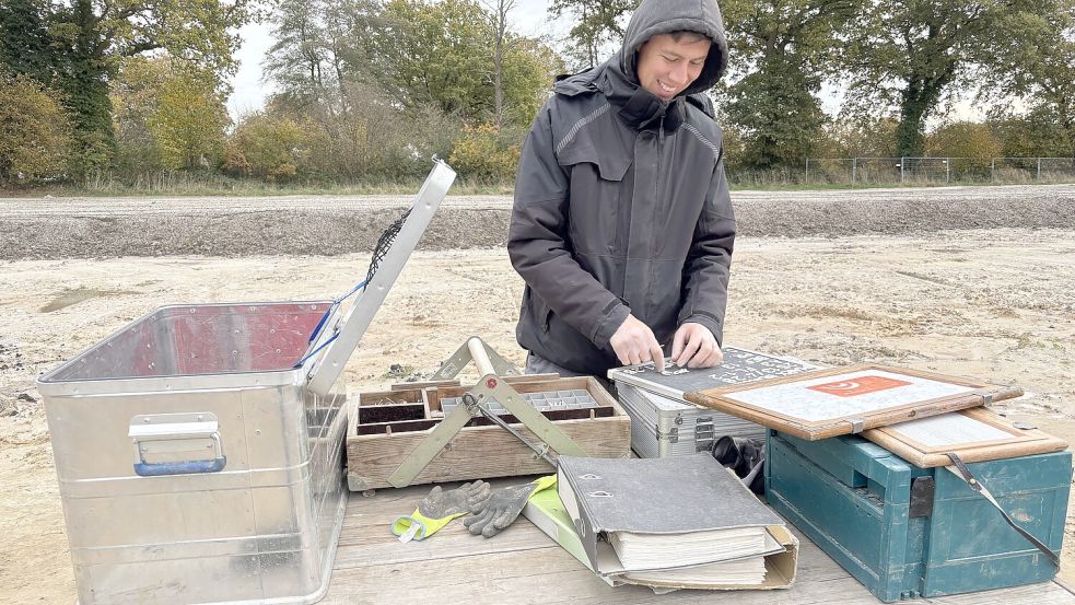 Jeder einzelne Befund im Boden wird mit einer Nummer versehen und dokumentiert. Die Nummer und andere Informationen kommen auf eine Tafel. Foto: Susanne Ullrich