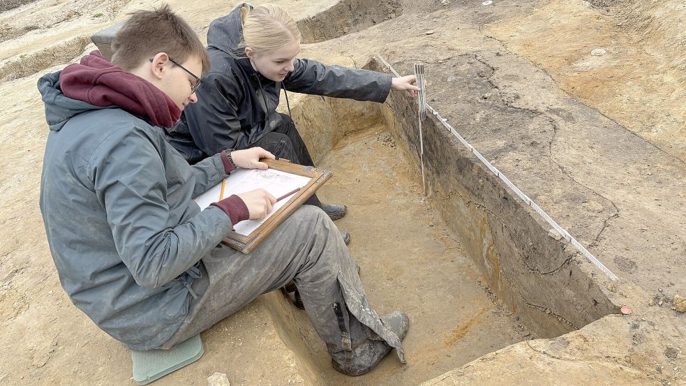 Zoë Schmelzer und Wilko Müller vom Gymnasium Ulricianum in Aurich haben ihr zweiwöchiges Schülerpraktikum auf der Grabungsfläche verbracht. Sie haben freigelegt, vermessen und gezeichnet. Foto: Susanne Ullrich