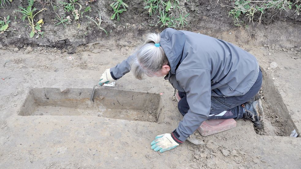 Andrea Meinerling ist seit April 2025 an der Grabung in Marx beteiligt. Für die Ostfriesische Landschaft ist sie schon seit fünf Jahren tätig. Foto: Susanne Ullrich