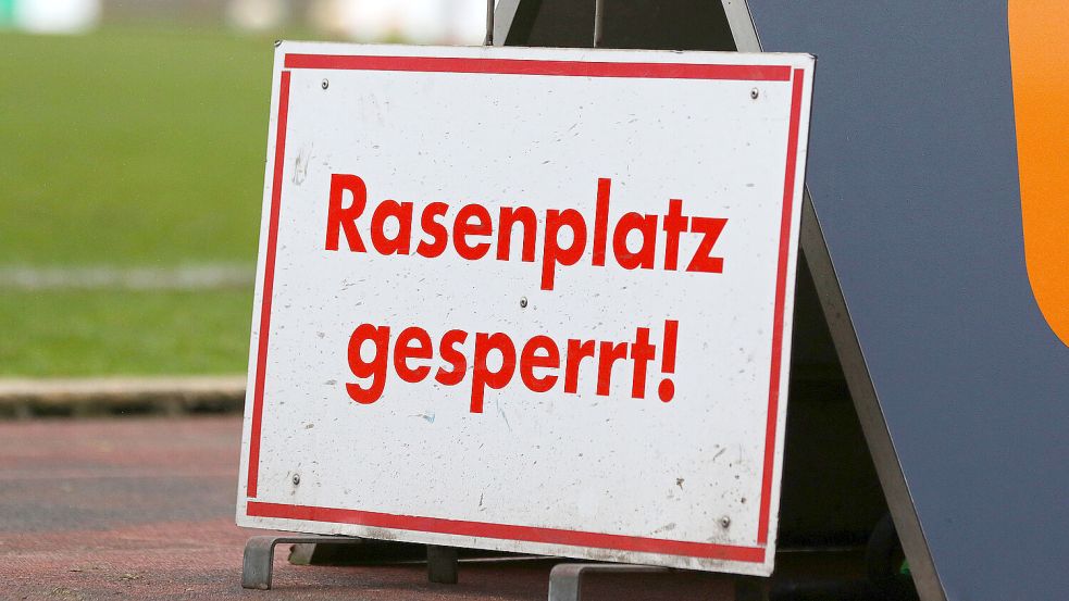 Die Rasenplätze in Papenburg und Westrhauderfehn sind nicht bespielbar. Symbolbild: Imago