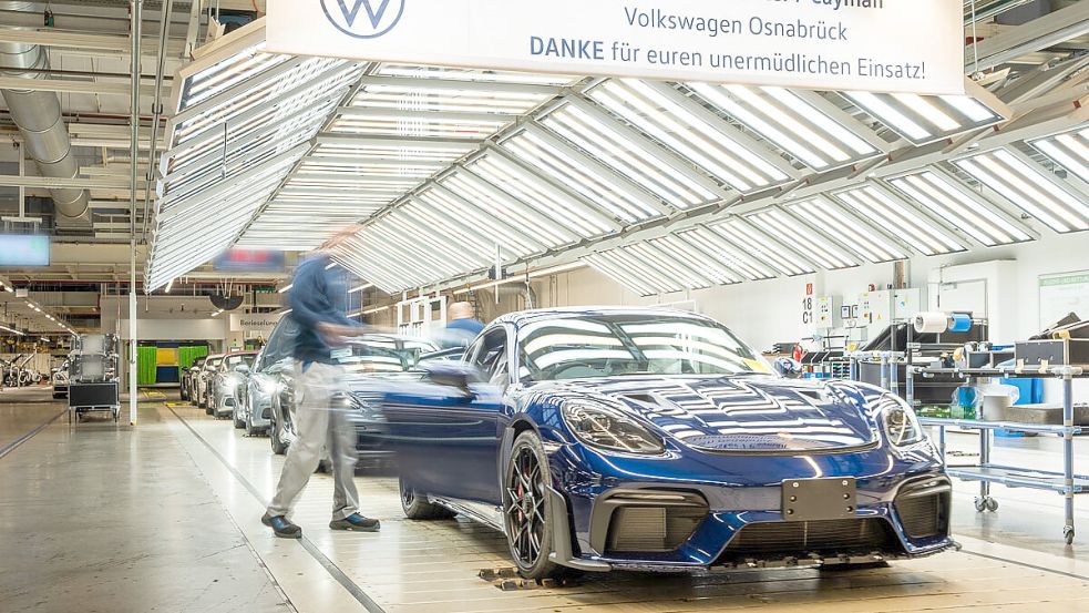 „End of Production“ (EOP) – Ende der Produktion: Der letzte Porsche Cayman rollt bei VW in Osnabrück vom Band. Foto: Haakon Kleine / Volkswagen Osnabrück